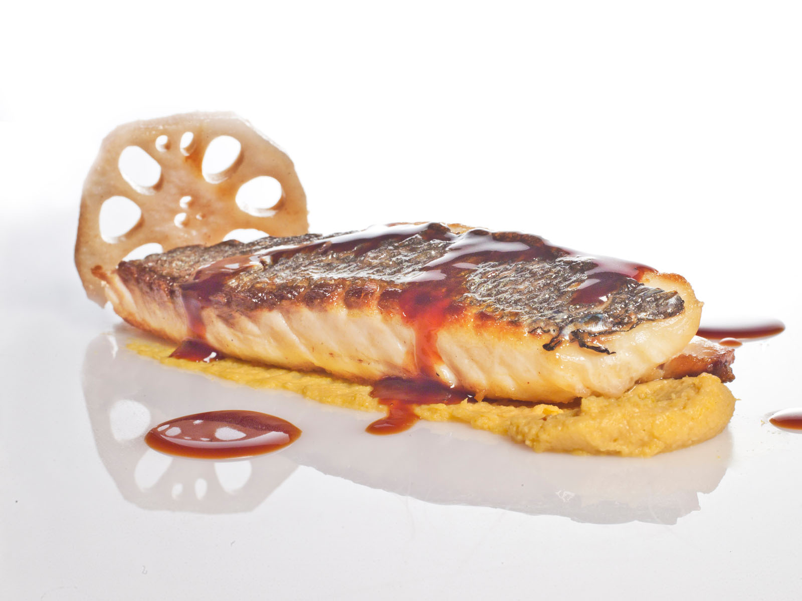 Dorada con pure de maiz y raiz de lotus de Paco Roncero